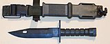 Адаптираният през 1986 американски щик M9 и ножница използвани с пушка M16 и карабина M4.