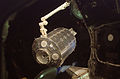 Модуль «Коламбус» піднімається з відсіку корисного вантажу «Атлантіса» за допомогою Канадарм2 під час першого впродовж місії виходу у відкритий космос.