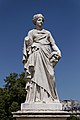 Une statue dans le jardin des Tuileries à Paris. Julien Toussait Roux - La Comédie.