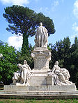 Monumentul lui Goethe în parcul „Vilei Borghese” din Roma, conceput de Gustav Eberlein. Monument din marmură, 9 metri înălțime, realizat de sculptorul Valentino Casali în Berlin, și prezentat în 5 august 1904 în Roma.