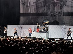 Stone Sour esiintymässä vuonna 2010. Vasemmalta oikealle: Josh Rand, Shawn Economaki, Corey Taylor, Roy Mayorga ja James Root.