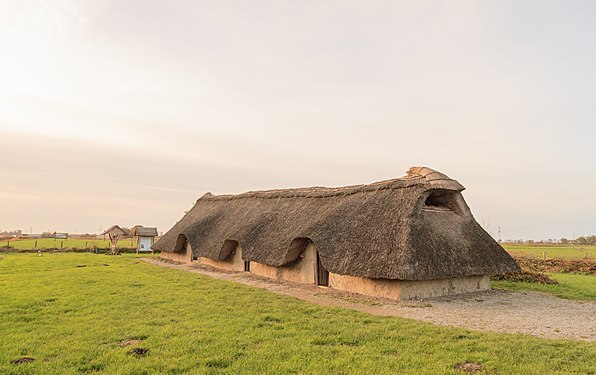 Das Bronzezeithaus Hahnenknoop ist ein Nachbau des ältesten bisher nachgewiesenen Bauernhauses in der deutschen Küstenmarsch aus dem 10. bzw. 9. Jahrhundert v. Chr.