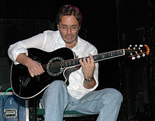 ال دی میولا، در حال نواختن گیتار، سالن گرانادا، دالاس، تگزاس، ۶ دسامبر ۲۰۰۶