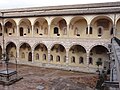 Assisi, Sacro Convento, chiostro di Sisto IV con, su entrambi gli ordini, le finestrelle romaniche dell'antico fabbricato (secolo XIII) e ciò che rimane degli affreschi cinquecenteschi di Dono Doni e del figlio Lorenzo.