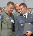 飛行服を着用した搭乗員（左）と制服を着用した上級曹長（右）（2006年9月15日）