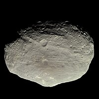 Objet gris pris de près et présentant de nombreux cratères et une forme ovale peu régulière.