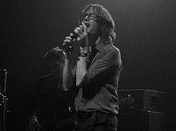 Jarvis Cocker esiintymässä vuonna 2008.