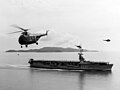 Vrtulníky Sikorsky S-55 poblíž eskortní letadlové lodi třídy Commencement Bay USS Sicily (CVE-118)