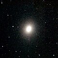 M32, una luminosa galassia ellittica satellite della Galassia di Andromeda.