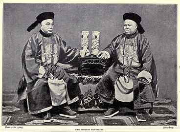 Kaksi mandariinia, kiinalaista virkamiestä virka-asussaan.