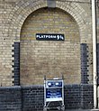 Ảnh tái hiện Sân ga 9¾, một sân ga hư cấu, tại Nhà ga Ngã tư Vua (King's Cross railway station) thật sự ở Luân Đôn