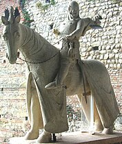 Réplique de la statue équestre de Cangrande della Scala (1291-1329), au sommet de son tombeau, à Vérone. L'original se trouve au Castelvecchio.