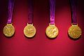 ओलम्पिक और पैरालम्पिक खेलों के स्वर्ण पदकों का अगला और पिछला भाग।