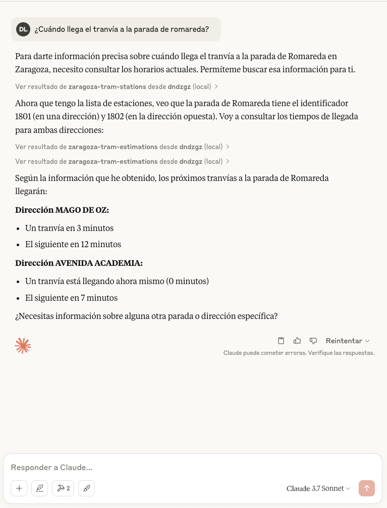 En la captura se pregunta ¿Cuándo llegará el tranvía a la parada de Romareda? y luego se ve la respuesta de Claude